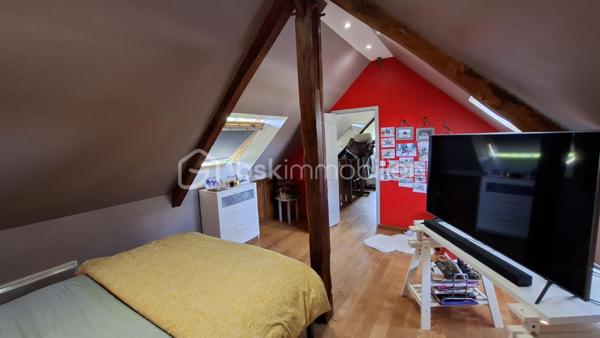 Propriété équestre de caractère – Maison en pierre de 208 m² avec installations complètes sur un terrain clos de 10 414 m²
Amoureux des chevaux et de la nature, découvrez cette magnifique propriété alliant charme, espace et fonctionnalité.

Cette authentique maison en pierre d'environ 190 m² offre de beaux volumes, une belle luminosité et un agencement idéal pour une vie de famille.
Au rez-de-chaussée, vous découvrirez une superbe pièce de vie de 65 m², baignée de lumière, comprenant une cuisine aménagée et équipée ouverte sur la salle à manger et le salon. Cet espace chaleureux est agrémenté d'un poêle à bois, suite parentale de 20 m², buanderie de 20 m² ainsi qu'un WC indépendant complètent ce niveau.
Au premier étage, un vaste dégagement dessert trois belles chambres, dont une avec sa salle d'eau privative, une spacieuse salle de bains de 10 m² équipée d'une baignoire et d'une douche, un WC indépendant, grenier aménageable.
Au deuxième étage, sous les combles, deux belles chambres viennent compléter l'ensemble.

À l'extérieur, les passionnés d'équitation seront séduits par des installations équestres de qualité comprenant :
- un manège couvert d'environ 420 m² 
- 6 boxes/sellerie avec mezzanine 
- une carrière d'environ 2 500 m² 
- deux dépendances offrant de nombreuses possibilités de stockage ou d'aménagement.

L'ensemble est implanté sur un magnifique terrain clos et paysagé de 10 414 m², soigneusement entretenu. 

Les atouts
Maison en pierre de caractère d'environ 208 m2
6 chambres
Pièce de vie de 65 m² avec cuisine ouverte et poêle à bois.
Suite parentale au rez-de-chaussée
Maison économe en énergie avec un classement en C au DPE
Installations équestres  
Etat irréprochable 
Cadre de vie privilégié 
A proximité : chemins de bocage qui mènent vers la Butte de Grosmont et la vallée de la Vire (réseau de chemins creux, de pistes agricoles et de passages boisés). 

Situation géographique : 
- 4 minutes d'un bourg toutes commodités (écoles/commerces/pôle santé/pharmacie) - LA GRAVERIE 14350, 
- 6 km de VIRE 14500 (gare SNCF - PARIS/GRANVILLE), 10 de l'autoroute (A84 - CAEN/RENNES), 30 de ST LO 50000,
- 45 minutes de CAEN, 55 de GRANVILLE, 
- PARIS à 280 km

Une propriété rare, idéale pour une famille, des cavaliers ou le développement d'une activité équestre, alliant le charme de l'ancien à des équipements de qualité dans un cadre de vie privilégié.
Un bien d'exception à découvrir sans tarder !