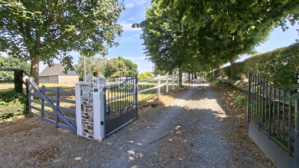 Propriété équestre de caractère – Maison en pierre de 208 m² avec installations complètes sur un terrain clos de 10 414 m²
Amoureux des chevaux et de la nature, découvrez cette magnifique propriété alliant charme, espace et fonctionnalité.

Cette authentique maison en pierre d'environ 190 m² offre de beaux volumes, une belle luminosité et un agencement idéal pour une vie de famille.
Au rez-de-chaussée, vous découvrirez une superbe pièce de vie de 65 m², baignée de lumière, comprenant une cuisine aménagée et équipée ouverte sur la salle à manger et le salon. Cet espace chaleureux est agrémenté d'un poêle à bois, suite parentale de 20 m², buanderie de 20 m² ainsi qu'un WC indépendant complètent ce niveau.
Au premier étage, un vaste dégagement dessert trois belles chambres, dont une avec sa salle d'eau privative, une spacieuse salle de bains de 10 m² équipée d'une baignoire et d'une douche, un WC indépendant, grenier aménageable.
Au deuxième étage, sous les combles, deux belles chambres viennent compléter l'ensemble.

À l'extérieur, les passionnés d'équitation seront séduits par des installations équestres de qualité comprenant :
- un manège couvert d'environ 420 m² 
- 6 boxes/sellerie avec mezzanine 
- une carrière d'environ 2 500 m² 
- deux dépendances offrant de nombreuses possibilités de stockage ou d'aménagement.

L'ensemble est implanté sur un magnifique terrain clos et paysagé de 10 414 m², soigneusement entretenu. 

Les atouts
Maison en pierre de caractère d'environ 208 m2
6 chambres
Pièce de vie de 65 m² avec cuisine ouverte et poêle à bois.
Suite parentale au rez-de-chaussée
Maison économe en énergie avec un classement en C au DPE
Installations équestres  
Etat irréprochable 
Cadre de vie privilégié 
A proximité : chemins de bocage qui mènent vers la Butte de Grosmont et la vallée de la Vire (réseau de chemins creux, de pistes agricoles et de passages boisés). 

Situation géographique : 
- 4 minutes d'un bourg toutes commodités (écoles/commerces/pôle santé/pharmacie) - LA GRAVERIE 14350, 
- 6 km de VIRE 14500 (gare SNCF - PARIS/GRANVILLE), 10 de l'autoroute (A84 - CAEN/RENNES), 30 de ST LO 50000,
- 45 minutes de CAEN, 55 de GRANVILLE, 
- PARIS à 280 km

Une propriété rare, idéale pour une famille, des cavaliers ou le développement d'une activité équestre, alliant le charme de l'ancien à des équipements de qualité dans un cadre de vie privilégié.
Un bien d'exception à découvrir sans tarder !