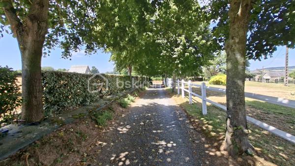 Propriété équestre de caractère – Maison en pierre de 208 m² avec installations complètes sur un terrain clos de 10 414 m²
Amoureux des chevaux et de la nature, découvrez cette magnifique propriété alliant charme, espace et fonctionnalité.

Cette authentique maison en pierre d'environ 190 m² offre de beaux volumes, une belle luminosité et un agencement idéal pour une vie de famille.
Au rez-de-chaussée, vous découvrirez une superbe pièce de vie de 65 m², baignée de lumière, comprenant une cuisine aménagée et équipée ouverte sur la salle à manger et le salon. Cet espace chaleureux est agrémenté d'un poêle à bois, suite parentale de 20 m², buanderie de 20 m² ainsi qu'un WC indépendant complètent ce niveau.
Au premier étage, un vaste dégagement dessert trois belles chambres, dont une avec sa salle d'eau privative, une spacieuse salle de bains de 10 m² équipée d'une baignoire et d'une douche, un WC indépendant, grenier aménageable.
Au deuxième étage, sous les combles, deux belles chambres viennent compléter l'ensemble.

À l'extérieur, les passionnés d'équitation seront séduits par des installations équestres de qualité comprenant :
- un manège couvert d'environ 420 m² 
- 6 boxes/sellerie avec mezzanine 
- une carrière d'environ 2 500 m² 
- deux dépendances offrant de nombreuses possibilités de stockage ou d'aménagement.

L'ensemble est implanté sur un magnifique terrain clos et paysagé de 10 414 m², soigneusement entretenu. 

Les atouts
Maison en pierre de caractère d'environ 208 m2
6 chambres
Pièce de vie de 65 m² avec cuisine ouverte et poêle à bois.
Suite parentale au rez-de-chaussée
Maison économe en énergie avec un classement en C au DPE
Installations équestres  
Etat irréprochable 
Cadre de vie privilégié 
A proximité : chemins de bocage qui mènent vers la Butte de Grosmont et la vallée de la Vire (réseau de chemins creux, de pistes agricoles et de passages boisés). 

Situation géographique : 
- 4 minutes d'un bourg toutes commodités (écoles/commerces/pôle santé/pharmacie) - LA GRAVERIE 14350, 
- 6 km de VIRE 14500 (gare SNCF - PARIS/GRANVILLE), 10 de l'autoroute (A84 - CAEN/RENNES), 30 de ST LO 50000,
- 45 minutes de CAEN, 55 de GRANVILLE, 
- PARIS à 280 km

Une propriété rare, idéale pour une famille, des cavaliers ou le développement d'une activité équestre, alliant le charme de l'ancien à des équipements de qualité dans un cadre de vie privilégié.
Un bien d'exception à découvrir sans tarder !
