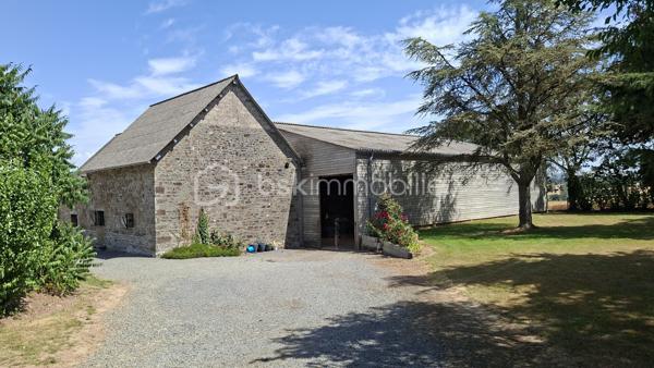 Propriété équestre de caractère – Maison en pierre de 208 m² avec installations complètes sur un terrain clos de 10 414 m²
Amoureux des chevaux et de la nature, découvrez cette magnifique propriété alliant charme, espace et fonctionnalité.

Cette authentique maison en pierre d'environ 190 m² offre de beaux volumes, une belle luminosité et un agencement idéal pour une vie de famille.
Au rez-de-chaussée, vous découvrirez une superbe pièce de vie de 65 m², baignée de lumière, comprenant une cuisine aménagée et équipée ouverte sur la salle à manger et le salon. Cet espace chaleureux est agrémenté d'un poêle à bois, suite parentale de 20 m², buanderie de 20 m² ainsi qu'un WC indépendant complètent ce niveau.
Au premier étage, un vaste dégagement dessert trois belles chambres, dont une avec sa salle d'eau privative, une spacieuse salle de bains de 10 m² équipée d'une baignoire et d'une douche, un WC indépendant, grenier aménageable.
Au deuxième étage, sous les combles, deux belles chambres viennent compléter l'ensemble.

À l'extérieur, les passionnés d'équitation seront séduits par des installations équestres de qualité comprenant :
- un manège couvert d'environ 420 m² 
- 6 boxes/sellerie avec mezzanine 
- une carrière d'environ 2 500 m² 
- deux dépendances offrant de nombreuses possibilités de stockage ou d'aménagement.

L'ensemble est implanté sur un magnifique terrain clos et paysagé de 10 414 m², soigneusement entretenu. 

Les atouts
Maison en pierre de caractère d'environ 208 m2
6 chambres
Pièce de vie de 65 m² avec cuisine ouverte et poêle à bois.
Suite parentale au rez-de-chaussée
Maison économe en énergie avec un classement en C au DPE
Installations équestres  
Etat irréprochable 
Cadre de vie privilégié 
A proximité : chemins de bocage qui mènent vers la Butte de Grosmont et la vallée de la Vire (réseau de chemins creux, de pistes agricoles et de passages boisés). 

Situation géographique : 
- 4 minutes d'un bourg toutes commodités (écoles/commerces/pôle santé/pharmacie) - LA GRAVERIE 14350, 
- 6 km de VIRE 14500 (gare SNCF - PARIS/GRANVILLE), 10 de l'autoroute (A84 - CAEN/RENNES), 30 de ST LO 50000,
- 45 minutes de CAEN, 55 de GRANVILLE, 
- PARIS à 280 km

Une propriété rare, idéale pour une famille, des cavaliers ou le développement d'une activité équestre, alliant le charme de l'ancien à des équipements de qualité dans un cadre de vie privilégié.
Un bien d'exception à découvrir sans tarder !