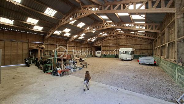 Propriété équestre de caractère – Maison en pierre de 208 m² avec installations complètes sur un terrain clos de 10 414 m²
Amoureux des chevaux et de la nature, découvrez cette magnifique propriété alliant charme, espace et fonctionnalité.

Cette authentique maison en pierre d'environ 190 m² offre de beaux volumes, une belle luminosité et un agencement idéal pour une vie de famille.
Au rez-de-chaussée, vous découvrirez une superbe pièce de vie de 65 m², baignée de lumière, comprenant une cuisine aménagée et équipée ouverte sur la salle à manger et le salon. Cet espace chaleureux est agrémenté d'un poêle à bois, suite parentale de 20 m², buanderie de 20 m² ainsi qu'un WC indépendant complètent ce niveau.
Au premier étage, un vaste dégagement dessert trois belles chambres, dont une avec sa salle d'eau privative, une spacieuse salle de bains de 10 m² équipée d'une baignoire et d'une douche, un WC indépendant, grenier aménageable.
Au deuxième étage, sous les combles, deux belles chambres viennent compléter l'ensemble.

À l'extérieur, les passionnés d'équitation seront séduits par des installations équestres de qualité comprenant :
- un manège couvert d'environ 420 m² 
- 6 boxes/sellerie avec mezzanine 
- une carrière d'environ 2 500 m² 
- deux dépendances offrant de nombreuses possibilités de stockage ou d'aménagement.

L'ensemble est implanté sur un magnifique terrain clos et paysagé de 10 414 m², soigneusement entretenu. 

Les atouts
Maison en pierre de caractère d'environ 208 m2
6 chambres
Pièce de vie de 65 m² avec cuisine ouverte et poêle à bois.
Suite parentale au rez-de-chaussée
Maison économe en énergie avec un classement en C au DPE
Installations équestres  
Etat irréprochable 
Cadre de vie privilégié 
A proximité : chemins de bocage qui mènent vers la Butte de Grosmont et la vallée de la Vire (réseau de chemins creux, de pistes agricoles et de passages boisés). 

Situation géographique : 
- 4 minutes d'un bourg toutes commodités (écoles/commerces/pôle santé/pharmacie) - LA GRAVERIE 14350, 
- 6 km de VIRE 14500 (gare SNCF - PARIS/GRANVILLE), 10 de l'autoroute (A84 - CAEN/RENNES), 30 de ST LO 50000,
- 45 minutes de CAEN, 55 de GRANVILLE, 
- PARIS à 280 km

Une propriété rare, idéale pour une famille, des cavaliers ou le développement d'une activité équestre, alliant le charme de l'ancien à des équipements de qualité dans un cadre de vie privilégié.
Un bien d'exception à découvrir sans tarder !