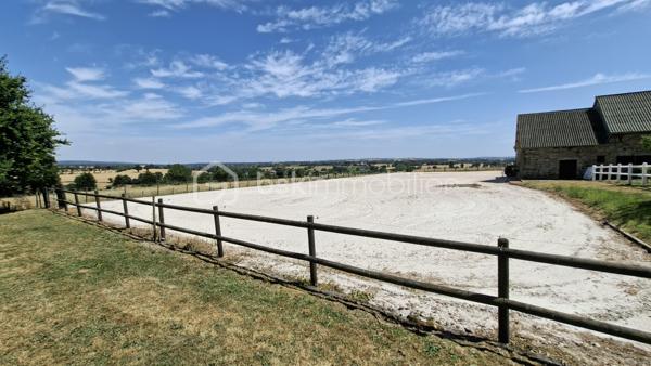 Propriété équestre de caractère – Maison en pierre de 208 m² avec installations complètes sur un terrain clos de 10 414 m²
Amoureux des chevaux et de la nature, découvrez cette magnifique propriété alliant charme, espace et fonctionnalité.

Cette authentique maison en pierre d'environ 190 m² offre de beaux volumes, une belle luminosité et un agencement idéal pour une vie de famille.
Au rez-de-chaussée, vous découvrirez une superbe pièce de vie de 65 m², baignée de lumière, comprenant une cuisine aménagée et équipée ouverte sur la salle à manger et le salon. Cet espace chaleureux est agrémenté d'un poêle à bois, suite parentale de 20 m², buanderie de 20 m² ainsi qu'un WC indépendant complètent ce niveau.
Au premier étage, un vaste dégagement dessert trois belles chambres, dont une avec sa salle d'eau privative, une spacieuse salle de bains de 10 m² équipée d'une baignoire et d'une douche, un WC indépendant, grenier aménageable.
Au deuxième étage, sous les combles, deux belles chambres viennent compléter l'ensemble.

À l'extérieur, les passionnés d'équitation seront séduits par des installations équestres de qualité comprenant :
- un manège couvert d'environ 420 m² 
- 6 boxes/sellerie avec mezzanine 
- une carrière d'environ 2 500 m² 
- deux dépendances offrant de nombreuses possibilités de stockage ou d'aménagement.

L'ensemble est implanté sur un magnifique terrain clos et paysagé de 10 414 m², soigneusement entretenu. 

Les atouts
Maison en pierre de caractère d'environ 208 m2
6 chambres
Pièce de vie de 65 m² avec cuisine ouverte et poêle à bois.
Suite parentale au rez-de-chaussée
Maison économe en énergie avec un classement en C au DPE
Installations équestres  
Etat irréprochable 
Cadre de vie privilégié 
A proximité : chemins de bocage qui mènent vers la Butte de Grosmont et la vallée de la Vire (réseau de chemins creux, de pistes agricoles et de passages boisés). 

Situation géographique : 
- 4 minutes d'un bourg toutes commodités (écoles/commerces/pôle santé/pharmacie) - LA GRAVERIE 14350, 
- 6 km de VIRE 14500 (gare SNCF - PARIS/GRANVILLE), 10 de l'autoroute (A84 - CAEN/RENNES), 30 de ST LO 50000,
- 45 minutes de CAEN, 55 de GRANVILLE, 
- PARIS à 280 km

Une propriété rare, idéale pour une famille, des cavaliers ou le développement d'une activité équestre, alliant le charme de l'ancien à des équipements de qualité dans un cadre de vie privilégié.
Un bien d'exception à découvrir sans tarder !
