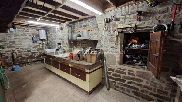 Propriété équestre de caractère – Maison en pierre de 208 m² avec installations complètes sur un terrain clos de 10 414 m²
Amoureux des chevaux et de la nature, découvrez cette magnifique propriété alliant charme, espace et fonctionnalité.

Cette authentique maison en pierre d'environ 190 m² offre de beaux volumes, une belle luminosité et un agencement idéal pour une vie de famille.
Au rez-de-chaussée, vous découvrirez une superbe pièce de vie de 65 m², baignée de lumière, comprenant une cuisine aménagée et équipée ouverte sur la salle à manger et le salon. Cet espace chaleureux est agrémenté d'un poêle à bois, suite parentale de 20 m², buanderie de 20 m² ainsi qu'un WC indépendant complètent ce niveau.
Au premier étage, un vaste dégagement dessert trois belles chambres, dont une avec sa salle d'eau privative, une spacieuse salle de bains de 10 m² équipée d'une baignoire et d'une douche, un WC indépendant, grenier aménageable.
Au deuxième étage, sous les combles, deux belles chambres viennent compléter l'ensemble.

À l'extérieur, les passionnés d'équitation seront séduits par des installations équestres de qualité comprenant :
- un manège couvert d'environ 420 m² 
- 6 boxes/sellerie avec mezzanine 
- une carrière d'environ 2 500 m² 
- deux dépendances offrant de nombreuses possibilités de stockage ou d'aménagement.

L'ensemble est implanté sur un magnifique terrain clos et paysagé de 10 414 m², soigneusement entretenu. 

Les atouts
Maison en pierre de caractère d'environ 208 m2
6 chambres
Pièce de vie de 65 m² avec cuisine ouverte et poêle à bois.
Suite parentale au rez-de-chaussée
Maison économe en énergie avec un classement en C au DPE
Installations équestres  
Etat irréprochable 
Cadre de vie privilégié 
A proximité : chemins de bocage qui mènent vers la Butte de Grosmont et la vallée de la Vire (réseau de chemins creux, de pistes agricoles et de passages boisés). 

Situation géographique : 
- 4 minutes d'un bourg toutes commodités (écoles/commerces/pôle santé/pharmacie) - LA GRAVERIE 14350, 
- 6 km de VIRE 14500 (gare SNCF - PARIS/GRANVILLE), 10 de l'autoroute (A84 - CAEN/RENNES), 30 de ST LO 50000,
- 45 minutes de CAEN, 55 de GRANVILLE, 
- PARIS à 280 km

Une propriété rare, idéale pour une famille, des cavaliers ou le développement d'une activité équestre, alliant le charme de l'ancien à des équipements de qualité dans un cadre de vie privilégié.
Un bien d'exception à découvrir sans tarder !