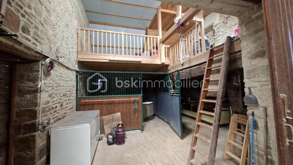 Propriété équestre de caractère – Maison en pierre de 208 m² avec installations complètes sur un terrain clos de 10 414 m²
Amoureux des chevaux et de la nature, découvrez cette magnifique propriété alliant charme, espace et fonctionnalité.

Cette authentique maison en pierre d'environ 190 m² offre de beaux volumes, une belle luminosité et un agencement idéal pour une vie de famille.
Au rez-de-chaussée, vous découvrirez une superbe pièce de vie de 65 m², baignée de lumière, comprenant une cuisine aménagée et équipée ouverte sur la salle à manger et le salon. Cet espace chaleureux est agrémenté d'un poêle à bois, suite parentale de 20 m², buanderie de 20 m² ainsi qu'un WC indépendant complètent ce niveau.
Au premier étage, un vaste dégagement dessert trois belles chambres, dont une avec sa salle d'eau privative, une spacieuse salle de bains de 10 m² équipée d'une baignoire et d'une douche, un WC indépendant, grenier aménageable.
Au deuxième étage, sous les combles, deux belles chambres viennent compléter l'ensemble.

À l'extérieur, les passionnés d'équitation seront séduits par des installations équestres de qualité comprenant :
- un manège couvert d'environ 420 m² 
- 6 boxes/sellerie avec mezzanine 
- une carrière d'environ 2 500 m² 
- deux dépendances offrant de nombreuses possibilités de stockage ou d'aménagement.

L'ensemble est implanté sur un magnifique terrain clos et paysagé de 10 414 m², soigneusement entretenu. 

Les atouts
Maison en pierre de caractère d'environ 208 m2
6 chambres
Pièce de vie de 65 m² avec cuisine ouverte et poêle à bois.
Suite parentale au rez-de-chaussée
Maison économe en énergie avec un classement en C au DPE
Installations équestres  
Etat irréprochable 
Cadre de vie privilégié 
A proximité : chemins de bocage qui mènent vers la Butte de Grosmont et la vallée de la Vire (réseau de chemins creux, de pistes agricoles et de passages boisés). 

Situation géographique : 
- 4 minutes d'un bourg toutes commodités (écoles/commerces/pôle santé/pharmacie) - LA GRAVERIE 14350, 
- 6 km de VIRE 14500 (gare SNCF - PARIS/GRANVILLE), 10 de l'autoroute (A84 - CAEN/RENNES), 30 de ST LO 50000,
- 45 minutes de CAEN, 55 de GRANVILLE, 
- PARIS à 280 km

Une propriété rare, idéale pour une famille, des cavaliers ou le développement d'une activité équestre, alliant le charme de l'ancien à des équipements de qualité dans un cadre de vie privilégié.
Un bien d'exception à découvrir sans tarder !
