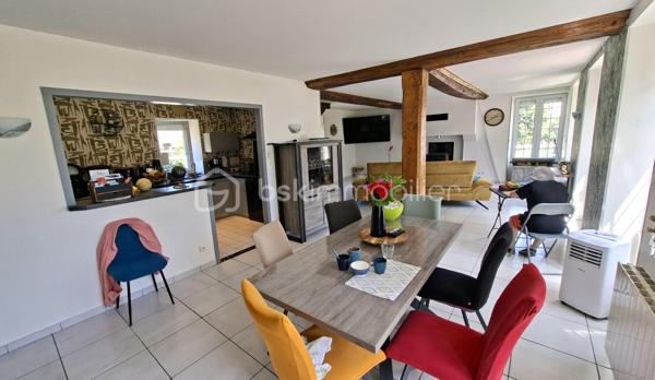 Propriété équestre de caractère – Maison en pierre de 208 m² avec installations complètes sur un terrain clos de 10 414 m²
Amoureux des chevaux et de la nature, découvrez cette magnifique propriété alliant charme, espace et fonctionnalité.

Cette authentique maison en pierre d'environ 190 m² offre de beaux volumes, une belle luminosité et un agencement idéal pour une vie de famille.
Au rez-de-chaussée, vous découvrirez une superbe pièce de vie de 65 m², baignée de lumière, comprenant une cuisine aménagée et équipée ouverte sur la salle à manger et le salon. Cet espace chaleureux est agrémenté d'un poêle à bois, suite parentale de 20 m², buanderie de 20 m² ainsi qu'un WC indépendant complètent ce niveau.
Au premier étage, un vaste dégagement dessert trois belles chambres, dont une avec sa salle d'eau privative, une spacieuse salle de bains de 10 m² équipée d'une baignoire et d'une douche, un WC indépendant, grenier aménageable.
Au deuxième étage, sous les combles, deux belles chambres viennent compléter l'ensemble.

À l'extérieur, les passionnés d'équitation seront séduits par des installations équestres de qualité comprenant :
- un manège couvert d'environ 420 m² 
- 6 boxes/sellerie avec mezzanine 
- une carrière d'environ 2 500 m² 
- deux dépendances offrant de nombreuses possibilités de stockage ou d'aménagement.

L'ensemble est implanté sur un magnifique terrain clos et paysagé de 10 414 m², soigneusement entretenu. 

Les atouts
Maison en pierre de caractère d'environ 208 m2
6 chambres
Pièce de vie de 65 m² avec cuisine ouverte et poêle à bois.
Suite parentale au rez-de-chaussée
Maison économe en énergie avec un classement en C au DPE
Installations équestres  
Etat irréprochable 
Cadre de vie privilégié 
A proximité : chemins de bocage qui mènent vers la Butte de Grosmont et la vallée de la Vire (réseau de chemins creux, de pistes agricoles et de passages boisés). 

Situation géographique : 
- 4 minutes d'un bourg toutes commodités (écoles/commerces/pôle santé/pharmacie) - LA GRAVERIE 14350, 
- 6 km de VIRE 14500 (gare SNCF - PARIS/GRANVILLE), 10 de l'autoroute (A84 - CAEN/RENNES), 30 de ST LO 50000,
- 45 minutes de CAEN, 55 de GRANVILLE, 
- PARIS à 280 km

Une propriété rare, idéale pour une famille, des cavaliers ou le développement d'une activité équestre, alliant le charme de l'ancien à des équipements de qualité dans un cadre de vie privilégié.
Un bien d'exception à découvrir sans tarder !