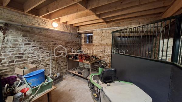 Propriété équestre de caractère – Maison en pierre de 208 m² avec installations complètes sur un terrain clos de 10 414 m²
Amoureux des chevaux et de la nature, découvrez cette magnifique propriété alliant charme, espace et fonctionnalité.

Cette authentique maison en pierre d'environ 190 m² offre de beaux volumes, une belle luminosité et un agencement idéal pour une vie de famille.
Au rez-de-chaussée, vous découvrirez une superbe pièce de vie de 65 m², baignée de lumière, comprenant une cuisine aménagée et équipée ouverte sur la salle à manger et le salon. Cet espace chaleureux est agrémenté d'un poêle à bois, suite parentale de 20 m², buanderie de 20 m² ainsi qu'un WC indépendant complètent ce niveau.
Au premier étage, un vaste dégagement dessert trois belles chambres, dont une avec sa salle d'eau privative, une spacieuse salle de bains de 10 m² équipée d'une baignoire et d'une douche, un WC indépendant, grenier aménageable.
Au deuxième étage, sous les combles, deux belles chambres viennent compléter l'ensemble.

À l'extérieur, les passionnés d'équitation seront séduits par des installations équestres de qualité comprenant :
- un manège couvert d'environ 420 m² 
- 6 boxes/sellerie avec mezzanine 
- une carrière d'environ 2 500 m² 
- deux dépendances offrant de nombreuses possibilités de stockage ou d'aménagement.

L'ensemble est implanté sur un magnifique terrain clos et paysagé de 10 414 m², soigneusement entretenu. 

Les atouts
Maison en pierre de caractère d'environ 208 m2
6 chambres
Pièce de vie de 65 m² avec cuisine ouverte et poêle à bois.
Suite parentale au rez-de-chaussée
Maison économe en énergie avec un classement en C au DPE
Installations équestres  
Etat irréprochable 
Cadre de vie privilégié 
A proximité : chemins de bocage qui mènent vers la Butte de Grosmont et la vallée de la Vire (réseau de chemins creux, de pistes agricoles et de passages boisés). 

Situation géographique : 
- 4 minutes d'un bourg toutes commodités (écoles/commerces/pôle santé/pharmacie) - LA GRAVERIE 14350, 
- 6 km de VIRE 14500 (gare SNCF - PARIS/GRANVILLE), 10 de l'autoroute (A84 - CAEN/RENNES), 30 de ST LO 50000,
- 45 minutes de CAEN, 55 de GRANVILLE, 
- PARIS à 280 km

Une propriété rare, idéale pour une famille, des cavaliers ou le développement d'une activité équestre, alliant le charme de l'ancien à des équipements de qualité dans un cadre de vie privilégié.
Un bien d'exception à découvrir sans tarder !