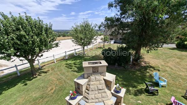 Propriété équestre de caractère – Maison en pierre de 208 m² avec installations complètes sur un terrain clos de 10 414 m²
Amoureux des chevaux et de la nature, découvrez cette magnifique propriété alliant charme, espace et fonctionnalité.

Cette authentique maison en pierre d'environ 190 m² offre de beaux volumes, une belle luminosité et un agencement idéal pour une vie de famille.
Au rez-de-chaussée, vous découvrirez une superbe pièce de vie de 65 m², baignée de lumière, comprenant une cuisine aménagée et équipée ouverte sur la salle à manger et le salon. Cet espace chaleureux est agrémenté d'un poêle à bois, suite parentale de 20 m², buanderie de 20 m² ainsi qu'un WC indépendant complètent ce niveau.
Au premier étage, un vaste dégagement dessert trois belles chambres, dont une avec sa salle d'eau privative, une spacieuse salle de bains de 10 m² équipée d'une baignoire et d'une douche, un WC indépendant, grenier aménageable.
Au deuxième étage, sous les combles, deux belles chambres viennent compléter l'ensemble.

À l'extérieur, les passionnés d'équitation seront séduits par des installations équestres de qualité comprenant :
- un manège couvert d'environ 420 m² 
- 6 boxes/sellerie avec mezzanine 
- une carrière d'environ 2 500 m² 
- deux dépendances offrant de nombreuses possibilités de stockage ou d'aménagement.

L'ensemble est implanté sur un magnifique terrain clos et paysagé de 10 414 m², soigneusement entretenu. 

Les atouts
Maison en pierre de caractère d'environ 208 m2
6 chambres
Pièce de vie de 65 m² avec cuisine ouverte et poêle à bois.
Suite parentale au rez-de-chaussée
Maison économe en énergie avec un classement en C au DPE
Installations équestres  
Etat irréprochable 
Cadre de vie privilégié 
A proximité : chemins de bocage qui mènent vers la Butte de Grosmont et la vallée de la Vire (réseau de chemins creux, de pistes agricoles et de passages boisés). 

Situation géographique : 
- 4 minutes d'un bourg toutes commodités (écoles/commerces/pôle santé/pharmacie) - LA GRAVERIE 14350, 
- 6 km de VIRE 14500 (gare SNCF - PARIS/GRANVILLE), 10 de l'autoroute (A84 - CAEN/RENNES), 30 de ST LO 50000,
- 45 minutes de CAEN, 55 de GRANVILLE, 
- PARIS à 280 km

Une propriété rare, idéale pour une famille, des cavaliers ou le développement d'une activité équestre, alliant le charme de l'ancien à des équipements de qualité dans un cadre de vie privilégié.
Un bien d'exception à découvrir sans tarder !