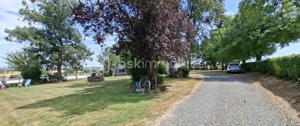 Propriété équestre de caractère – Maison en pierre de 208 m² avec installations complètes sur un terrain clos de 10 414 m²
Amoureux des chevaux et de la nature, découvrez cette magnifique propriété alliant charme, espace et fonctionnalité.

Cette authentique maison en pierre d'environ 190 m² offre de beaux volumes, une belle luminosité et un agencement idéal pour une vie de famille.
Au rez-de-chaussée, vous découvrirez une superbe pièce de vie de 65 m², baignée de lumière, comprenant une cuisine aménagée et équipée ouverte sur la salle à manger et le salon. Cet espace chaleureux est agrémenté d'un poêle à bois, suite parentale de 20 m², buanderie de 20 m² ainsi qu'un WC indépendant complètent ce niveau.
Au premier étage, un vaste dégagement dessert trois belles chambres, dont une avec sa salle d'eau privative, une spacieuse salle de bains de 10 m² équipée d'une baignoire et d'une douche, un WC indépendant, grenier aménageable.
Au deuxième étage, sous les combles, deux belles chambres viennent compléter l'ensemble.

À l'extérieur, les passionnés d'équitation seront séduits par des installations équestres de qualité comprenant :
- un manège couvert d'environ 420 m² 
- 6 boxes/sellerie avec mezzanine 
- une carrière d'environ 2 500 m² 
- deux dépendances offrant de nombreuses possibilités de stockage ou d'aménagement.

L'ensemble est implanté sur un magnifique terrain clos et paysagé de 10 414 m², soigneusement entretenu. 

Les atouts
Maison en pierre de caractère d'environ 208 m2
6 chambres
Pièce de vie de 65 m² avec cuisine ouverte et poêle à bois.
Suite parentale au rez-de-chaussée
Maison économe en énergie avec un classement en C au DPE
Installations équestres  
Etat irréprochable 
Cadre de vie privilégié 
A proximité : chemins de bocage qui mènent vers la Butte de Grosmont et la vallée de la Vire (réseau de chemins creux, de pistes agricoles et de passages boisés). 

Situation géographique : 
- 4 minutes d'un bourg toutes commodités (écoles/commerces/pôle santé/pharmacie) - LA GRAVERIE 14350, 
- 6 km de VIRE 14500 (gare SNCF - PARIS/GRANVILLE), 10 de l'autoroute (A84 - CAEN/RENNES), 30 de ST LO 50000,
- 45 minutes de CAEN, 55 de GRANVILLE, 
- PARIS à 280 km

Une propriété rare, idéale pour une famille, des cavaliers ou le développement d'une activité équestre, alliant le charme de l'ancien à des équipements de qualité dans un cadre de vie privilégié.
Un bien d'exception à découvrir sans tarder !