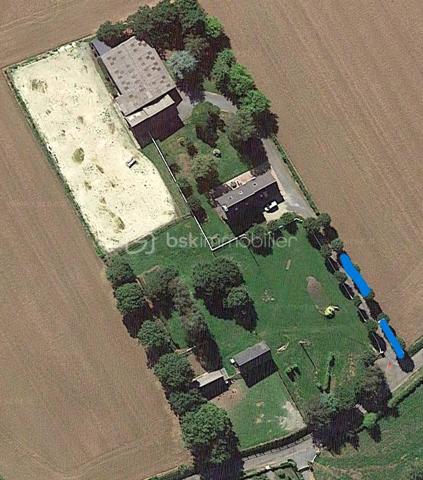 Propriété équestre de caractère – Maison en pierre de 208 m² avec installations complètes sur un terrain clos de 10 414 m²
Amoureux des chevaux et de la nature, découvrez cette magnifique propriété alliant charme, espace et fonctionnalité.

Cette authentique maison en pierre d'environ 190 m² offre de beaux volumes, une belle luminosité et un agencement idéal pour une vie de famille.
Au rez-de-chaussée, vous découvrirez une superbe pièce de vie de 65 m², baignée de lumière, comprenant une cuisine aménagée et équipée ouverte sur la salle à manger et le salon. Cet espace chaleureux est agrémenté d'un poêle à bois, suite parentale de 20 m², buanderie de 20 m² ainsi qu'un WC indépendant complètent ce niveau.
Au premier étage, un vaste dégagement dessert trois belles chambres, dont une avec sa salle d'eau privative, une spacieuse salle de bains de 10 m² équipée d'une baignoire et d'une douche, un WC indépendant, grenier aménageable.
Au deuxième étage, sous les combles, deux belles chambres viennent compléter l'ensemble.

À l'extérieur, les passionnés d'équitation seront séduits par des installations équestres de qualité comprenant :
- un manège couvert d'environ 420 m² 
- 6 boxes/sellerie avec mezzanine 
- une carrière d'environ 2 500 m² 
- deux dépendances offrant de nombreuses possibilités de stockage ou d'aménagement.

L'ensemble est implanté sur un magnifique terrain clos et paysagé de 10 414 m², soigneusement entretenu. 

Les atouts
Maison en pierre de caractère d'environ 208 m2
6 chambres
Pièce de vie de 65 m² avec cuisine ouverte et poêle à bois.
Suite parentale au rez-de-chaussée
Maison économe en énergie avec un classement en C au DPE
Installations équestres  
Etat irréprochable 
Cadre de vie privilégié 
A proximité : chemins de bocage qui mènent vers la Butte de Grosmont et la vallée de la Vire (réseau de chemins creux, de pistes agricoles et de passages boisés). 

Situation géographique : 
- 4 minutes d'un bourg toutes commodités (écoles/commerces/pôle santé/pharmacie) - LA GRAVERIE 14350, 
- 6 km de VIRE 14500 (gare SNCF - PARIS/GRANVILLE), 10 de l'autoroute (A84 - CAEN/RENNES), 30 de ST LO 50000,
- 45 minutes de CAEN, 55 de GRANVILLE, 
- PARIS à 280 km

Une propriété rare, idéale pour une famille, des cavaliers ou le développement d'une activité équestre, alliant le charme de l'ancien à des équipements de qualité dans un cadre de vie privilégié.
Un bien d'exception à découvrir sans tarder !