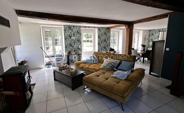 Propriété équestre de caractère – Maison en pierre de 208 m² avec installations complètes sur un terrain clos de 10 414 m²
Amoureux des chevaux et de la nature, découvrez cette magnifique propriété alliant charme, espace et fonctionnalité.

Cette authentique maison en pierre d'environ 190 m² offre de beaux volumes, une belle luminosité et un agencement idéal pour une vie de famille.
Au rez-de-chaussée, vous découvrirez une superbe pièce de vie de 65 m², baignée de lumière, comprenant une cuisine aménagée et équipée ouverte sur la salle à manger et le salon. Cet espace chaleureux est agrémenté d'un poêle à bois, suite parentale de 20 m², buanderie de 20 m² ainsi qu'un WC indépendant complètent ce niveau.
Au premier étage, un vaste dégagement dessert trois belles chambres, dont une avec sa salle d'eau privative, une spacieuse salle de bains de 10 m² équipée d'une baignoire et d'une douche, un WC indépendant, grenier aménageable.
Au deuxième étage, sous les combles, deux belles chambres viennent compléter l'ensemble.

À l'extérieur, les passionnés d'équitation seront séduits par des installations équestres de qualité comprenant :
- un manège couvert d'environ 420 m² 
- 6 boxes/sellerie avec mezzanine 
- une carrière d'environ 2 500 m² 
- deux dépendances offrant de nombreuses possibilités de stockage ou d'aménagement.

L'ensemble est implanté sur un magnifique terrain clos et paysagé de 10 414 m², soigneusement entretenu. 

Les atouts
Maison en pierre de caractère d'environ 208 m2
6 chambres
Pièce de vie de 65 m² avec cuisine ouverte et poêle à bois.
Suite parentale au rez-de-chaussée
Maison économe en énergie avec un classement en C au DPE
Installations équestres  
Etat irréprochable 
Cadre de vie privilégié 
A proximité : chemins de bocage qui mènent vers la Butte de Grosmont et la vallée de la Vire (réseau de chemins creux, de pistes agricoles et de passages boisés). 

Situation géographique : 
- 4 minutes d'un bourg toutes commodités (écoles/commerces/pôle santé/pharmacie) - LA GRAVERIE 14350, 
- 6 km de VIRE 14500 (gare SNCF - PARIS/GRANVILLE), 10 de l'autoroute (A84 - CAEN/RENNES), 30 de ST LO 50000,
- 45 minutes de CAEN, 55 de GRANVILLE, 
- PARIS à 280 km

Une propriété rare, idéale pour une famille, des cavaliers ou le développement d'une activité équestre, alliant le charme de l'ancien à des équipements de qualité dans un cadre de vie privilégié.
Un bien d'exception à découvrir sans tarder !