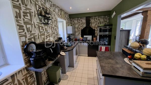 Propriété équestre de caractère – Maison en pierre de 208 m² avec installations complètes sur un terrain clos de 10 414 m²
Amoureux des chevaux et de la nature, découvrez cette magnifique propriété alliant charme, espace et fonctionnalité.

Cette authentique maison en pierre d'environ 190 m² offre de beaux volumes, une belle luminosité et un agencement idéal pour une vie de famille.
Au rez-de-chaussée, vous découvrirez une superbe pièce de vie de 65 m², baignée de lumière, comprenant une cuisine aménagée et équipée ouverte sur la salle à manger et le salon. Cet espace chaleureux est agrémenté d'un poêle à bois, suite parentale de 20 m², buanderie de 20 m² ainsi qu'un WC indépendant complètent ce niveau.
Au premier étage, un vaste dégagement dessert trois belles chambres, dont une avec sa salle d'eau privative, une spacieuse salle de bains de 10 m² équipée d'une baignoire et d'une douche, un WC indépendant, grenier aménageable.
Au deuxième étage, sous les combles, deux belles chambres viennent compléter l'ensemble.

À l'extérieur, les passionnés d'équitation seront séduits par des installations équestres de qualité comprenant :
- un manège couvert d'environ 420 m² 
- 6 boxes/sellerie avec mezzanine 
- une carrière d'environ 2 500 m² 
- deux dépendances offrant de nombreuses possibilités de stockage ou d'aménagement.

L'ensemble est implanté sur un magnifique terrain clos et paysagé de 10 414 m², soigneusement entretenu. 

Les atouts
Maison en pierre de caractère d'environ 208 m2
6 chambres
Pièce de vie de 65 m² avec cuisine ouverte et poêle à bois.
Suite parentale au rez-de-chaussée
Maison économe en énergie avec un classement en C au DPE
Installations équestres  
Etat irréprochable 
Cadre de vie privilégié 
A proximité : chemins de bocage qui mènent vers la Butte de Grosmont et la vallée de la Vire (réseau de chemins creux, de pistes agricoles et de passages boisés). 

Situation géographique : 
- 4 minutes d'un bourg toutes commodités (écoles/commerces/pôle santé/pharmacie) - LA GRAVERIE 14350, 
- 6 km de VIRE 14500 (gare SNCF - PARIS/GRANVILLE), 10 de l'autoroute (A84 - CAEN/RENNES), 30 de ST LO 50000,
- 45 minutes de CAEN, 55 de GRANVILLE, 
- PARIS à 280 km

Une propriété rare, idéale pour une famille, des cavaliers ou le développement d'une activité équestre, alliant le charme de l'ancien à des équipements de qualité dans un cadre de vie privilégié.
Un bien d'exception à découvrir sans tarder !