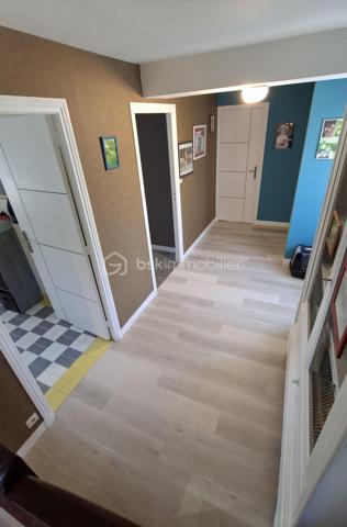 Propriété équestre de caractère – Maison en pierre de 208 m² avec installations complètes sur un terrain clos de 10 414 m²
Amoureux des chevaux et de la nature, découvrez cette magnifique propriété alliant charme, espace et fonctionnalité.

Cette authentique maison en pierre d'environ 190 m² offre de beaux volumes, une belle luminosité et un agencement idéal pour une vie de famille.
Au rez-de-chaussée, vous découvrirez une superbe pièce de vie de 65 m², baignée de lumière, comprenant une cuisine aménagée et équipée ouverte sur la salle à manger et le salon. Cet espace chaleureux est agrémenté d'un poêle à bois, suite parentale de 20 m², buanderie de 20 m² ainsi qu'un WC indépendant complètent ce niveau.
Au premier étage, un vaste dégagement dessert trois belles chambres, dont une avec sa salle d'eau privative, une spacieuse salle de bains de 10 m² équipée d'une baignoire et d'une douche, un WC indépendant, grenier aménageable.
Au deuxième étage, sous les combles, deux belles chambres viennent compléter l'ensemble.

À l'extérieur, les passionnés d'équitation seront séduits par des installations équestres de qualité comprenant :
- un manège couvert d'environ 420 m² 
- 6 boxes/sellerie avec mezzanine 
- une carrière d'environ 2 500 m² 
- deux dépendances offrant de nombreuses possibilités de stockage ou d'aménagement.

L'ensemble est implanté sur un magnifique terrain clos et paysagé de 10 414 m², soigneusement entretenu. 

Les atouts
Maison en pierre de caractère d'environ 208 m2
6 chambres
Pièce de vie de 65 m² avec cuisine ouverte et poêle à bois.
Suite parentale au rez-de-chaussée
Maison économe en énergie avec un classement en C au DPE
Installations équestres  
Etat irréprochable 
Cadre de vie privilégié 
A proximité : chemins de bocage qui mènent vers la Butte de Grosmont et la vallée de la Vire (réseau de chemins creux, de pistes agricoles et de passages boisés). 

Situation géographique : 
- 4 minutes d'un bourg toutes commodités (écoles/commerces/pôle santé/pharmacie) - LA GRAVERIE 14350, 
- 6 km de VIRE 14500 (gare SNCF - PARIS/GRANVILLE), 10 de l'autoroute (A84 - CAEN/RENNES), 30 de ST LO 50000,
- 45 minutes de CAEN, 55 de GRANVILLE, 
- PARIS à 280 km

Une propriété rare, idéale pour une famille, des cavaliers ou le développement d'une activité équestre, alliant le charme de l'ancien à des équipements de qualité dans un cadre de vie privilégié.
Un bien d'exception à découvrir sans tarder !