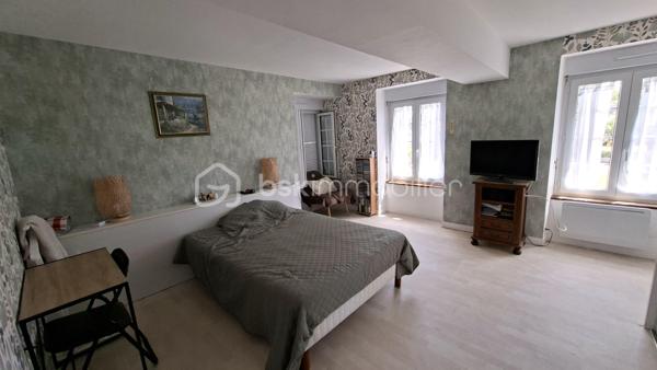 Propriété équestre de caractère – Maison en pierre de 208 m² avec installations complètes sur un terrain clos de 10 414 m²
Amoureux des chevaux et de la nature, découvrez cette magnifique propriété alliant charme, espace et fonctionnalité.

Cette authentique maison en pierre d'environ 190 m² offre de beaux volumes, une belle luminosité et un agencement idéal pour une vie de famille.
Au rez-de-chaussée, vous découvrirez une superbe pièce de vie de 65 m², baignée de lumière, comprenant une cuisine aménagée et équipée ouverte sur la salle à manger et le salon. Cet espace chaleureux est agrémenté d'un poêle à bois, suite parentale de 20 m², buanderie de 20 m² ainsi qu'un WC indépendant complètent ce niveau.
Au premier étage, un vaste dégagement dessert trois belles chambres, dont une avec sa salle d'eau privative, une spacieuse salle de bains de 10 m² équipée d'une baignoire et d'une douche, un WC indépendant, grenier aménageable.
Au deuxième étage, sous les combles, deux belles chambres viennent compléter l'ensemble.

À l'extérieur, les passionnés d'équitation seront séduits par des installations équestres de qualité comprenant :
- un manège couvert d'environ 420 m² 
- 6 boxes/sellerie avec mezzanine 
- une carrière d'environ 2 500 m² 
- deux dépendances offrant de nombreuses possibilités de stockage ou d'aménagement.

L'ensemble est implanté sur un magnifique terrain clos et paysagé de 10 414 m², soigneusement entretenu. 

Les atouts
Maison en pierre de caractère d'environ 208 m2
6 chambres
Pièce de vie de 65 m² avec cuisine ouverte et poêle à bois.
Suite parentale au rez-de-chaussée
Maison économe en énergie avec un classement en C au DPE
Installations équestres  
Etat irréprochable 
Cadre de vie privilégié 
A proximité : chemins de bocage qui mènent vers la Butte de Grosmont et la vallée de la Vire (réseau de chemins creux, de pistes agricoles et de passages boisés). 

Situation géographique : 
- 4 minutes d'un bourg toutes commodités (écoles/commerces/pôle santé/pharmacie) - LA GRAVERIE 14350, 
- 6 km de VIRE 14500 (gare SNCF - PARIS/GRANVILLE), 10 de l'autoroute (A84 - CAEN/RENNES), 30 de ST LO 50000,
- 45 minutes de CAEN, 55 de GRANVILLE, 
- PARIS à 280 km

Une propriété rare, idéale pour une famille, des cavaliers ou le développement d'une activité équestre, alliant le charme de l'ancien à des équipements de qualité dans un cadre de vie privilégié.
Un bien d'exception à découvrir sans tarder !