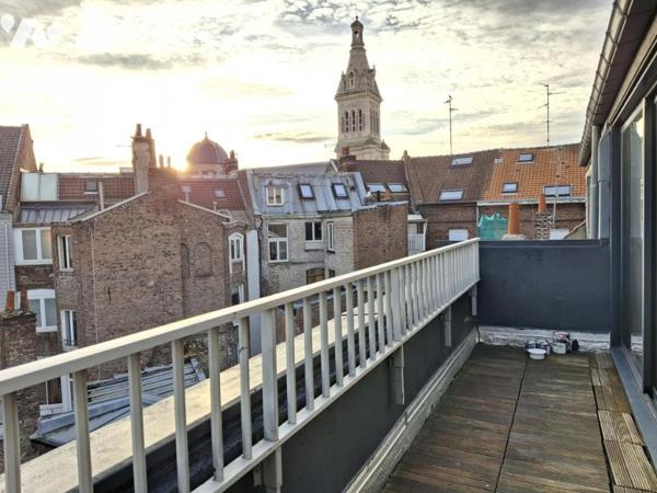 LILLE REPUBLIQUE TYPE 2BIS dernier étage avec BALCON terrasse de 7m² expo SUD  