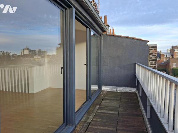 LILLE REPUBLIQUE TYPE 2BIS dernier étage avec BALCON terrasse de 7m² expo SUD  