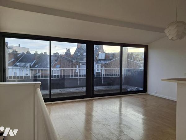 LILLE REPUBLIQUE TYPE 2BIS dernier étage avec BALCON terrasse de 7m² expo SUD  