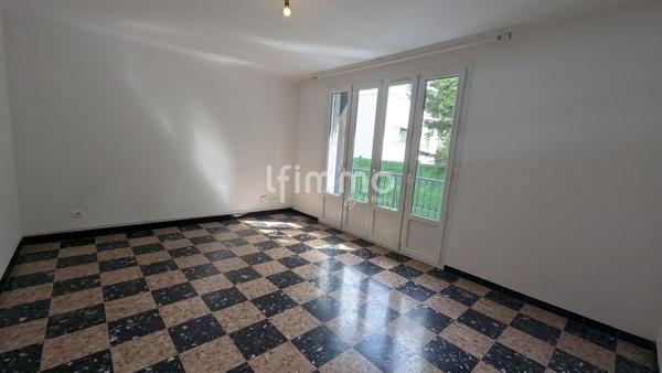 Arceaux/Agriculture : T4 de 74 m²+ 2 garages fermés