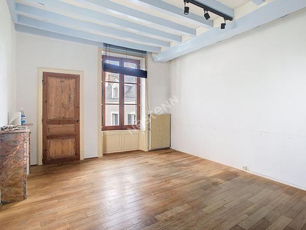 Maison de maître de 270m2, 9 pièces, à vendre dans le centre de Montreuil-sur-Maine