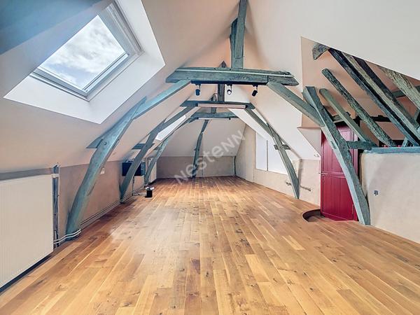 Maison de maître de 270m2, 9 pièces, à vendre dans le centre de Montreuil-sur-Maine