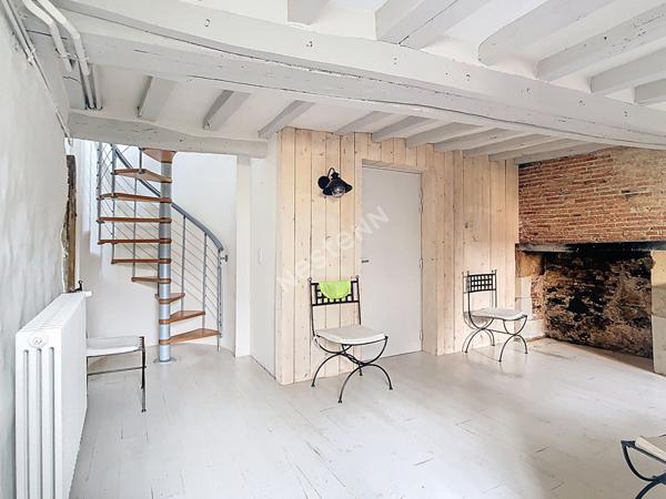 Maison de maître de 270m2, 9 pièces, à vendre dans le centre de Montreuil-sur-Maine