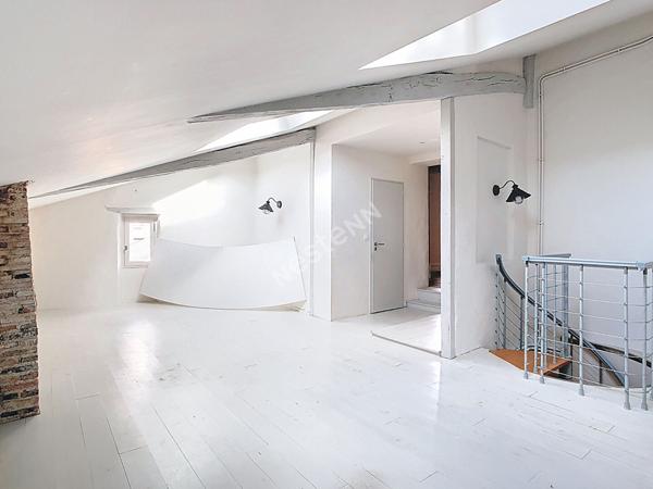 Maison de maître de 270m2, 9 pièces, à vendre dans le centre de Montreuil-sur-Maine