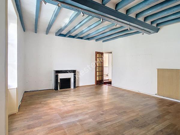 Maison de maître de 270m2, 9 pièces, à vendre dans le centre de Montreuil-sur-Maine