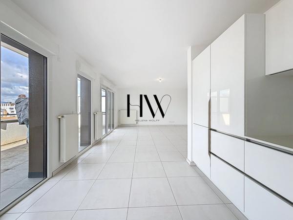 Superbe Appartement 5 Pièces en Dernier Étage avec Terrasse, Garage Double et Accès PMR