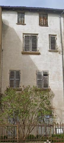 Grande maison de ville à rénover avec 2 cours