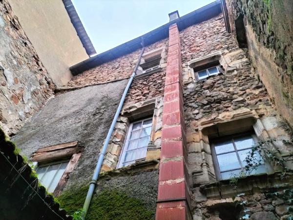 Grande maison de ville à rénover avec 2 cours