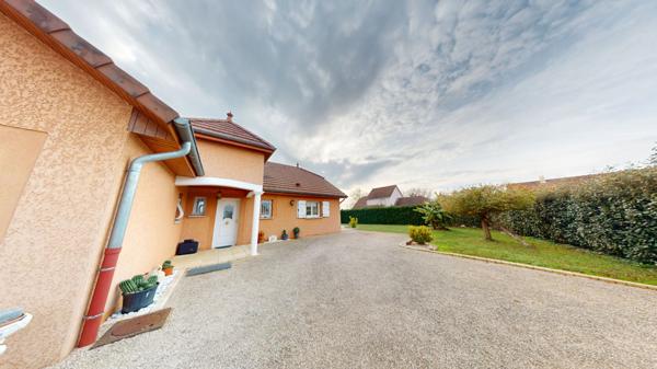 Maison située à Courlaoux idéale pour une famille avec jardin clôturé aménagé et double garage