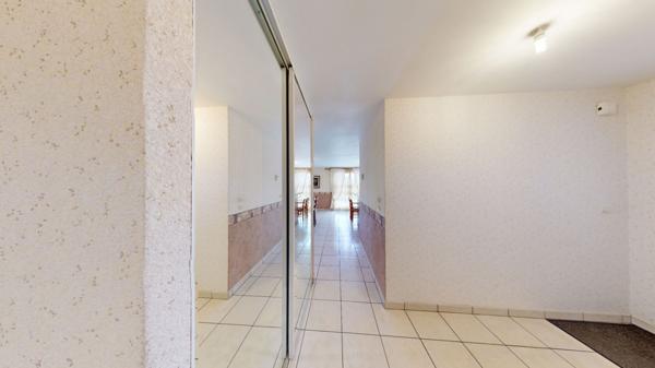 Maison située à Courlaoux idéale pour une famille avec jardin clôturé aménagé et double garage