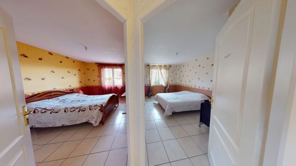 Maison située à Courlaoux idéale pour une famille avec jardin clôturé aménagé et double garage