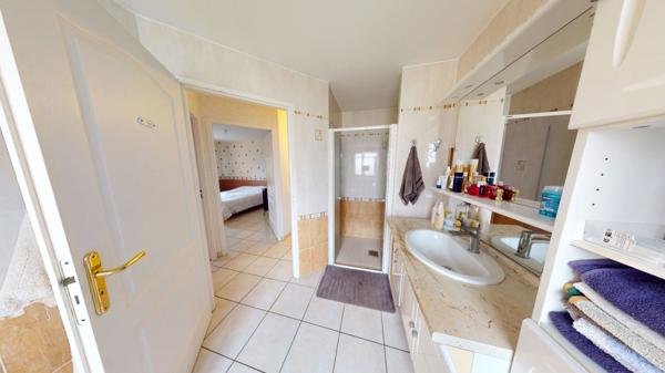 Maison située à Courlaoux idéale pour une famille avec jardin clôturé aménagé et double garage