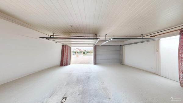 Maison située à Courlaoux idéale pour une famille avec jardin clôturé aménagé et double garage