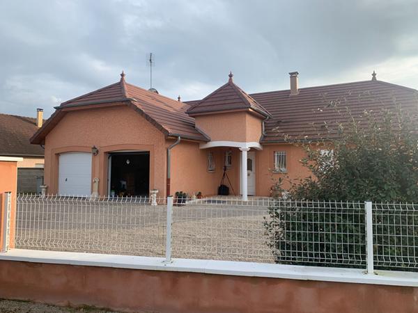 Maison située à Courlaoux idéale pour une famille avec jardin clôturé aménagé et double garage