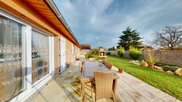 Maison située à Courlaoux idéale pour une famille avec jardin clôturé aménagé et double garage