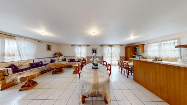 Maison située à Courlaoux idéale pour une famille avec jardin clôturé aménagé et double garage