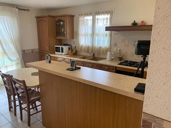 Maison située à Courlaoux idéale pour une famille avec jardin clôturé aménagé et double garage