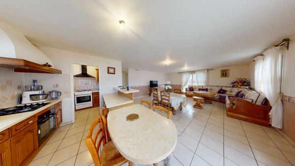 Maison située à Courlaoux idéale pour une famille avec jardin clôturé aménagé et double garage