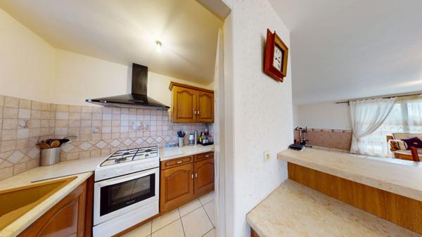 Maison située à Courlaoux idéale pour une famille avec jardin clôturé aménagé et double garage