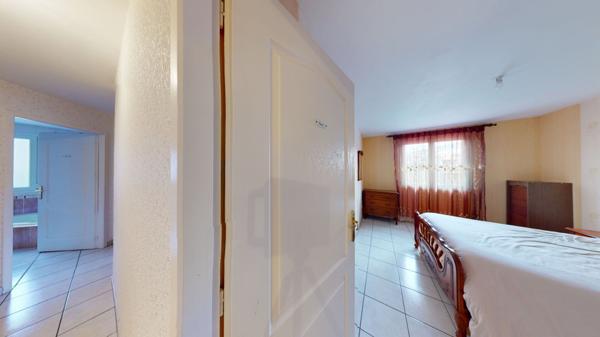 Maison située à Courlaoux idéale pour une famille avec jardin clôturé aménagé et double garage