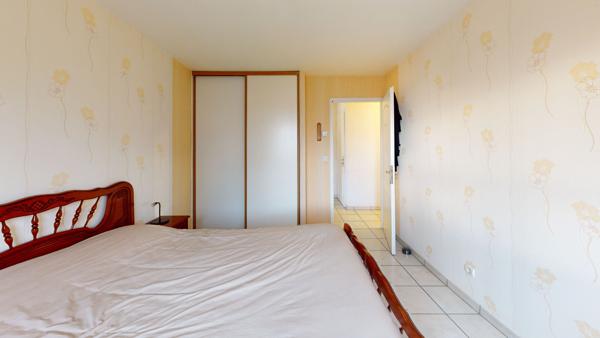 Maison située à Courlaoux idéale pour une famille avec jardin clôturé aménagé et double garage