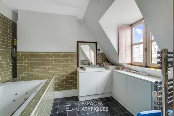 Dernier étage esprit loft avec balcon dans Haussmannien – Boétie / Miromesnil
