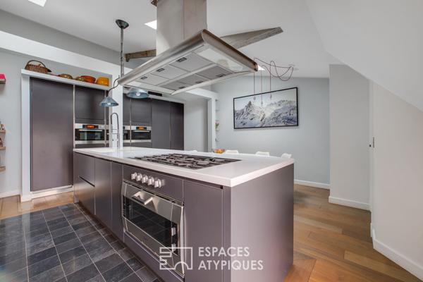 Dernier étage esprit loft avec balcon dans Haussmannien – Boétie / Miromesnil