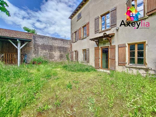 La Pacaudière (42310) A VENDRE - LA PACAUDIERE - GRANDE MAISON DE VILLAGE AVEC COUR