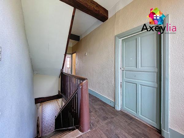 La Pacaudière (42310) A VENDRE - LA PACAUDIERE - GRANDE MAISON DE VILLAGE AVEC COUR