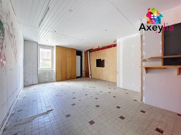 La Pacaudière (42310) A VENDRE - LA PACAUDIERE - GRANDE MAISON DE VILLAGE AVEC COUR