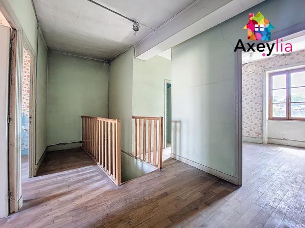 La Pacaudière (42310) A VENDRE - LA PACAUDIERE - GRANDE MAISON DE VILLAGE AVEC COUR