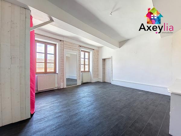 La Pacaudière (42310) A VENDRE - LA PACAUDIERE - GRANDE MAISON DE VILLAGE AVEC COUR