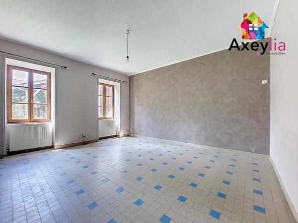 La Pacaudière (42310) A VENDRE - LA PACAUDIERE - GRANDE MAISON DE VILLAGE AVEC COUR